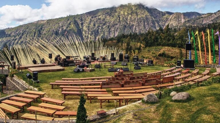 028954300_1752660992-Amphitheater_Bromo