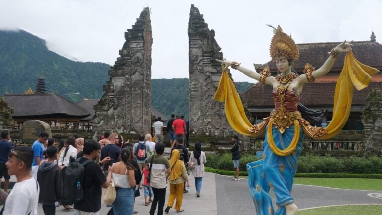 antarafoto-liburan-akhir-tahun-di-ulun-danu-beratan-bali-1735469305_ratio-16x9